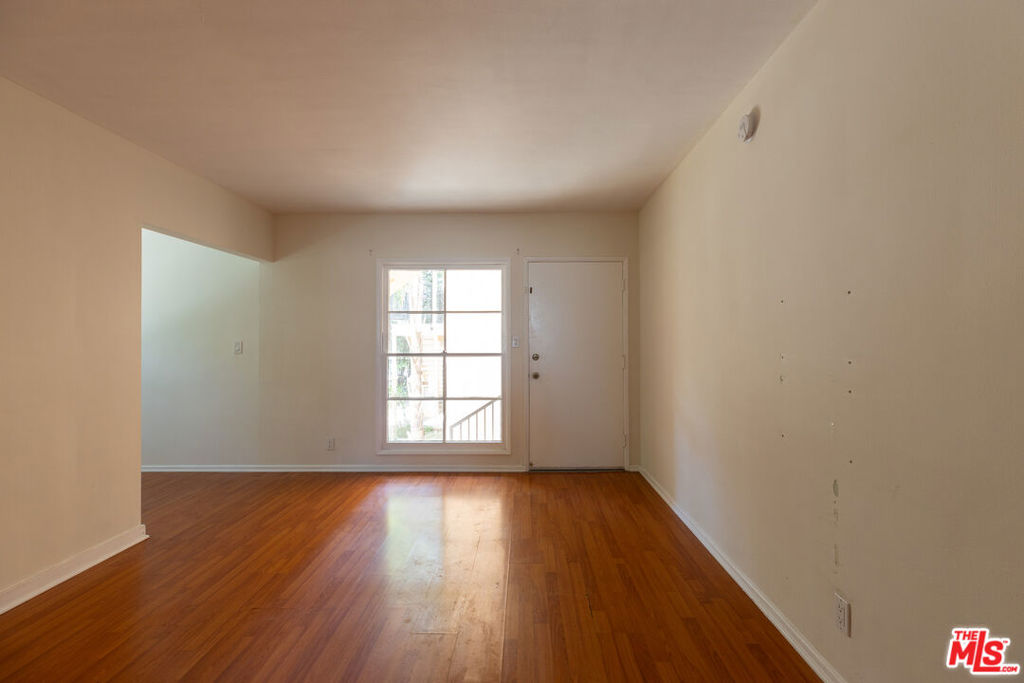 1314 1/4 S Barrington Avenue Property Photo 2