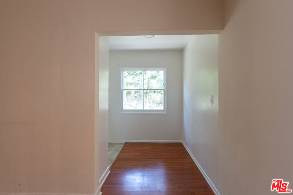 1314 1/4 S Barrington Avenue Property Photo 3