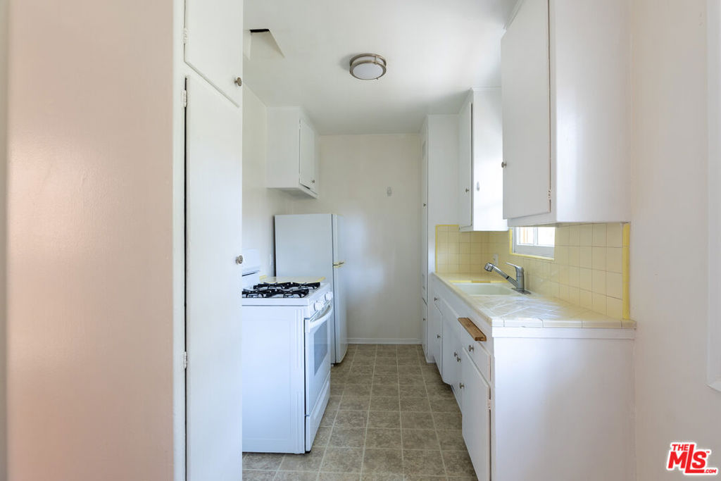 1314 1/4 S Barrington Avenue Property Photo 4
