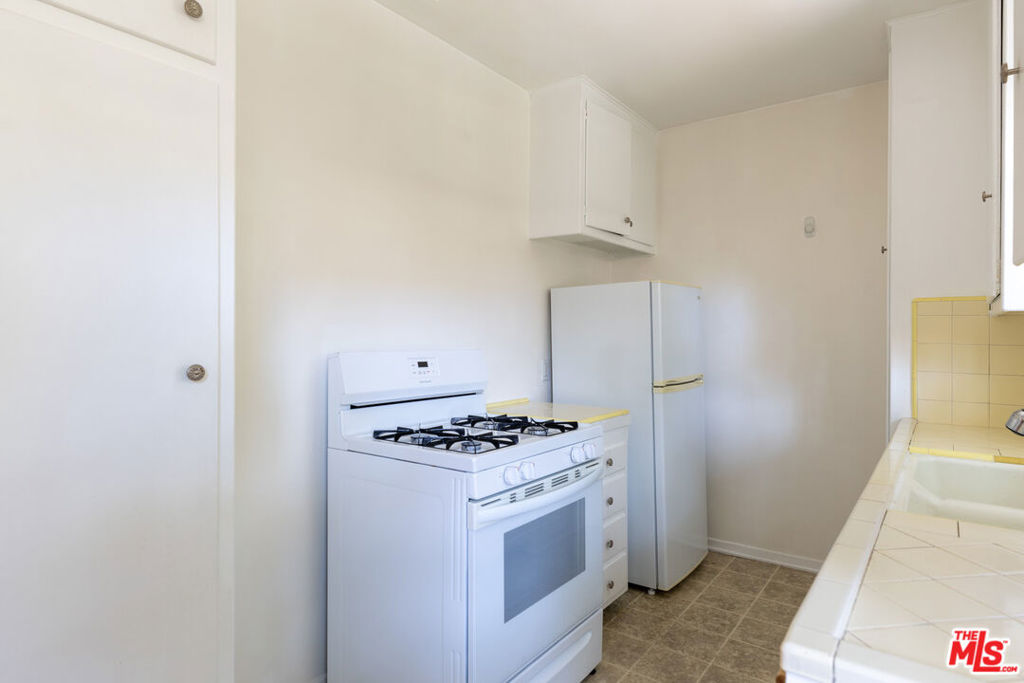 1314 1/4 S Barrington Avenue Property Photo 5