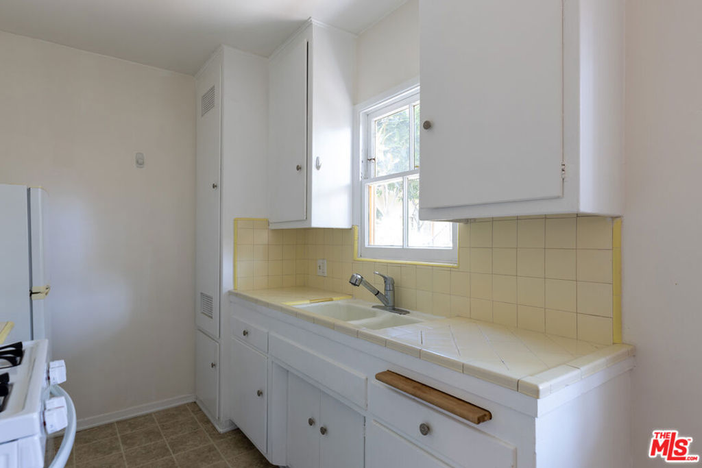 1314 1/4 S Barrington Avenue Property Photo 6