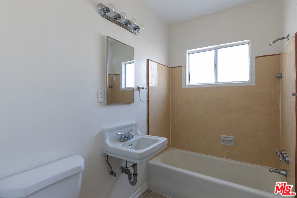 1314 1/4 S Barrington Avenue Property Photo 8