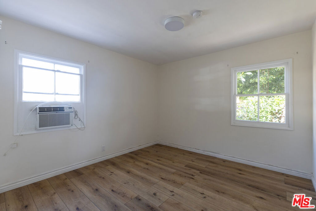 1314 1/4 S Barrington Avenue Property Photo 9