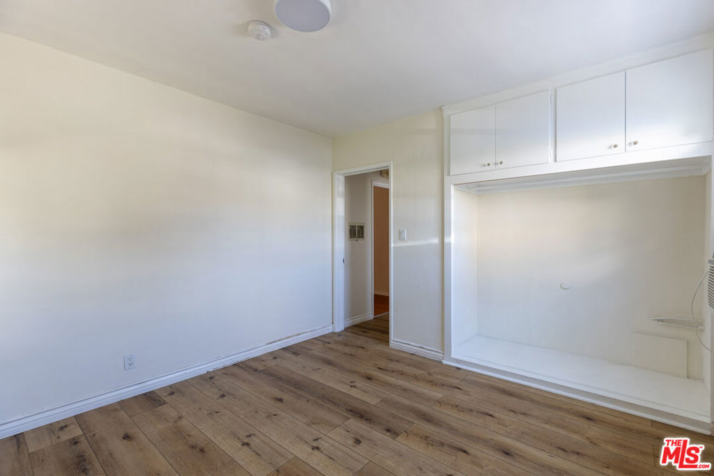 1314 1/4 S Barrington Avenue Property Photo 10