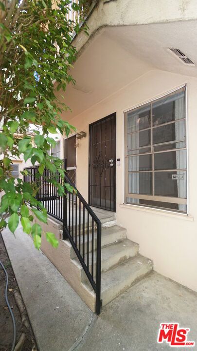 1314 1/4 S Barrington Avenue Property Photo 11