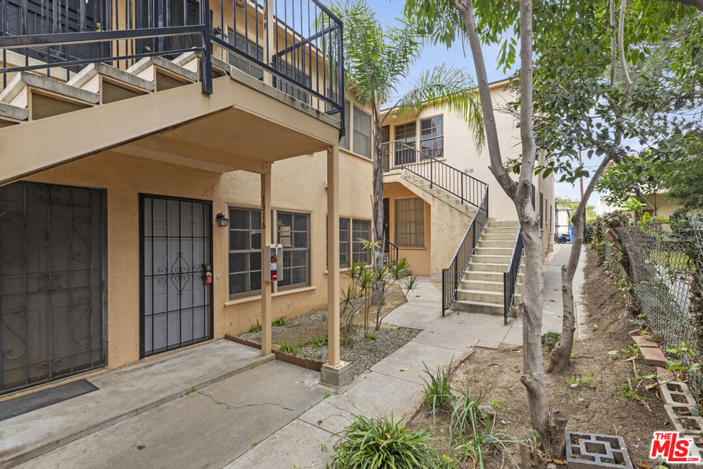 1314 1/4 S Barrington Avenue Property Photo 12