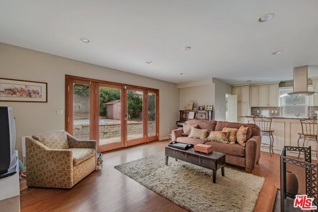 5038 Inadale Avenue Property Photo 8