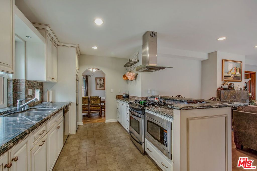 5038 Inadale Avenue Property Photo 11