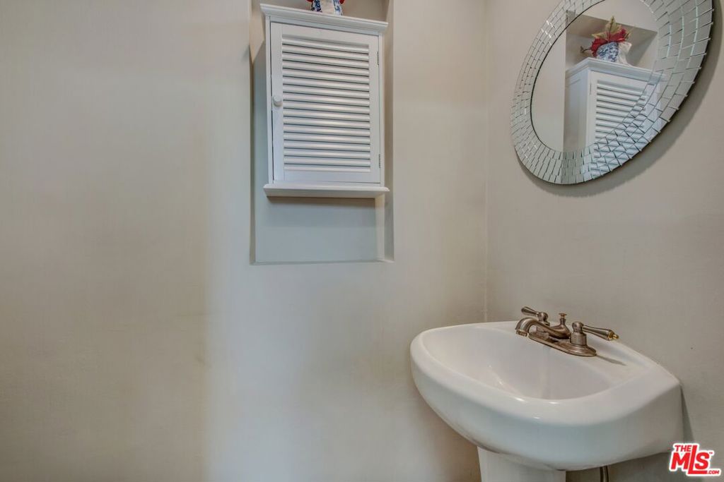 5038 Inadale Avenue Property Photo 14
