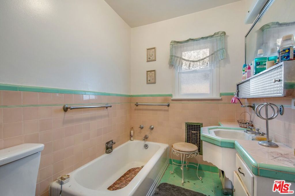 5038 Inadale Avenue Property Photo 16