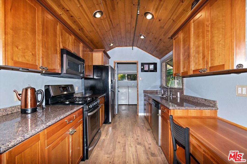 39226 N Shore Drive Property Photo 8