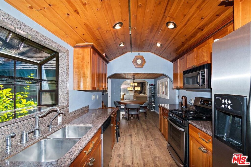 39226 N Shore Drive Property Photo 9