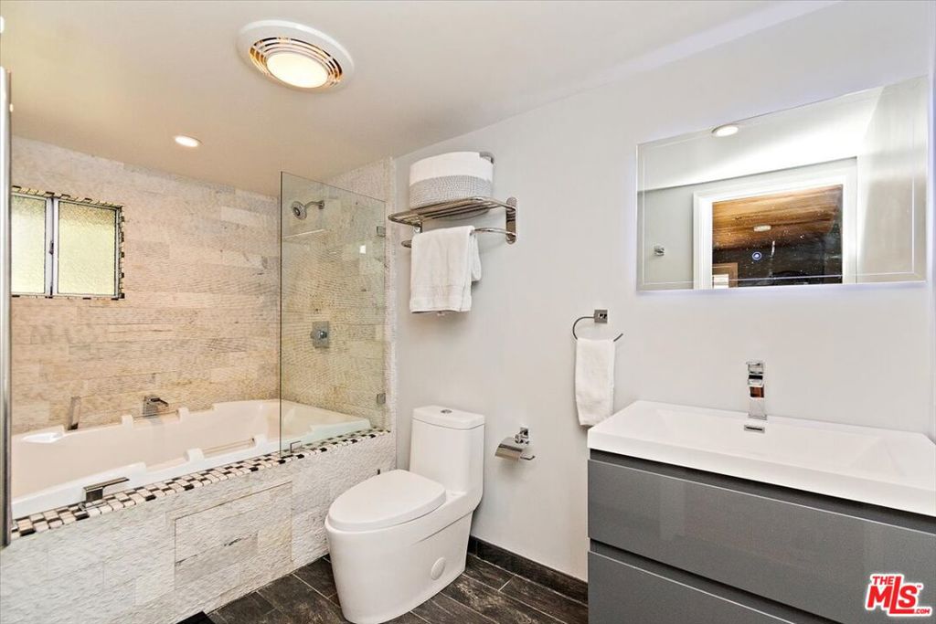 39226 N Shore Drive Property Photo 10