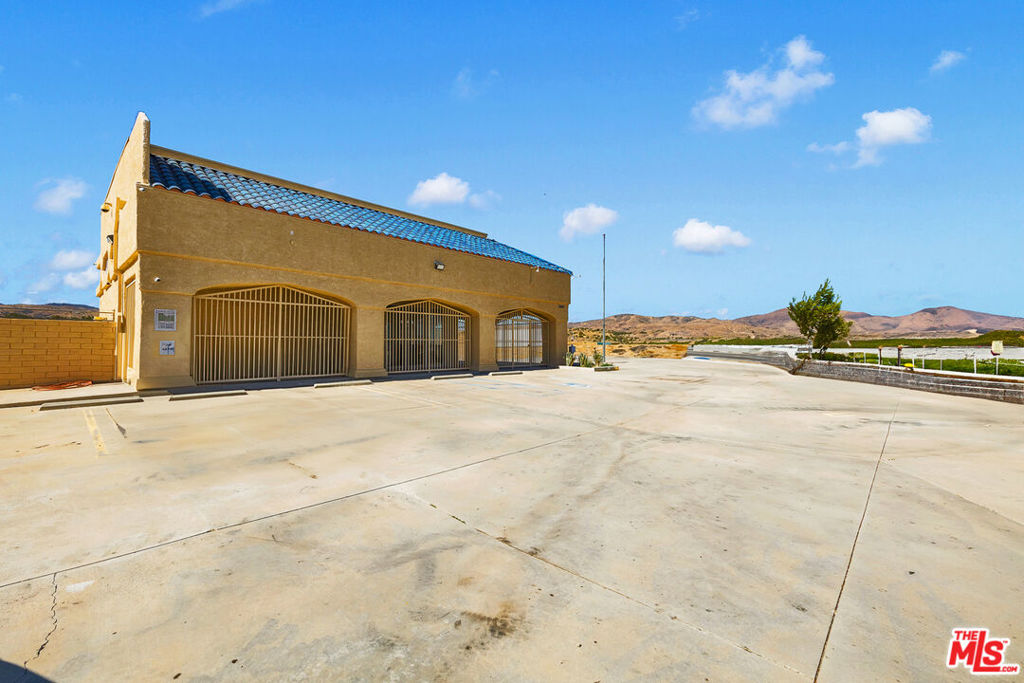 2660 Pearblossom Highway Property Photo 4