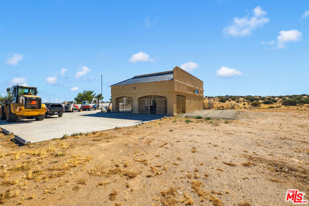 2660 Pearblossom Highway Property Photo 8