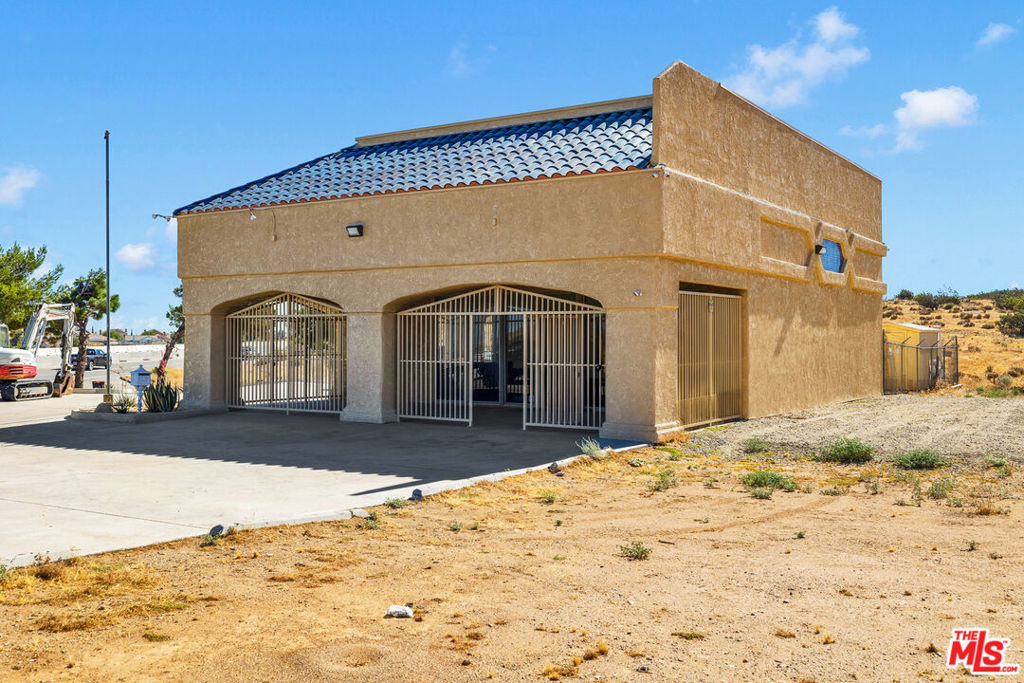2660 Pearblossom Highway Property Photo 9