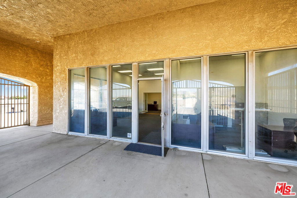 2660 Pearblossom Highway Property Photo 10
