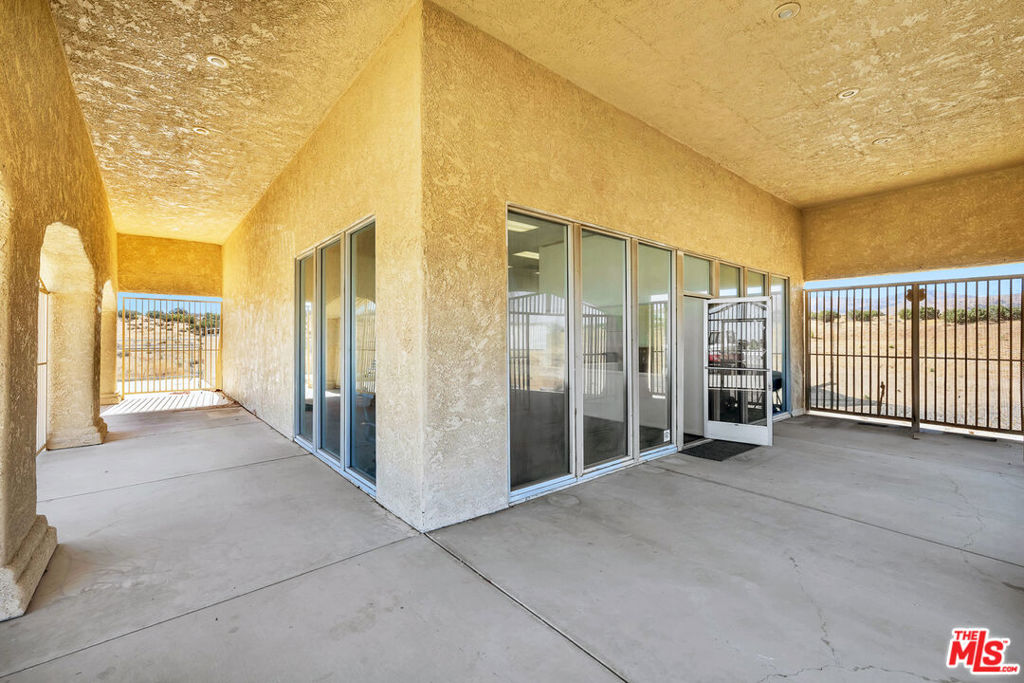2660 Pearblossom Highway Property Photo 12