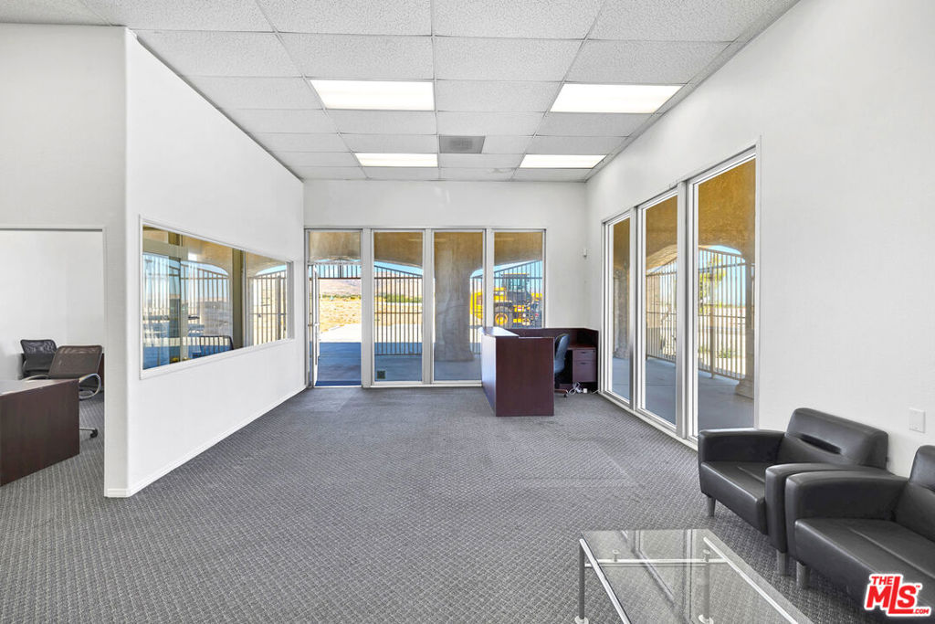 2660 Pearblossom Highway Property Photo 15