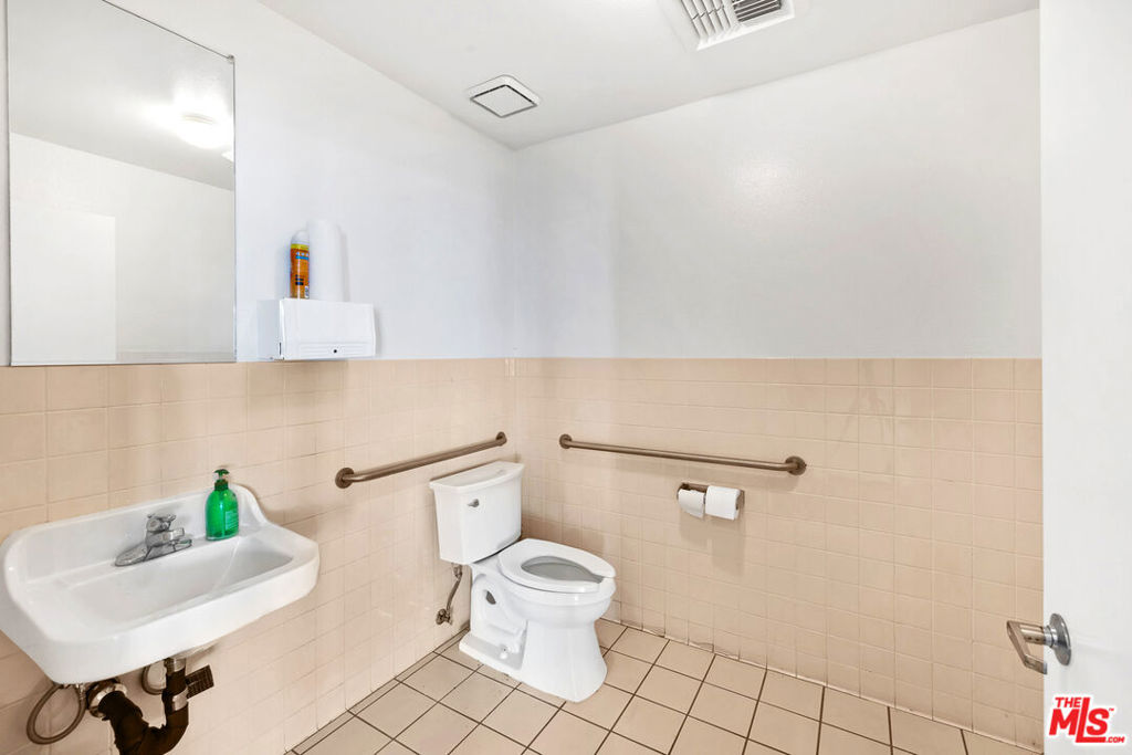2660 Pearblossom Highway Property Photo 26
