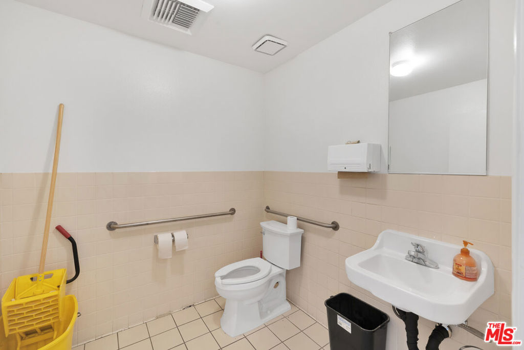 2660 Pearblossom Highway Property Photo 29