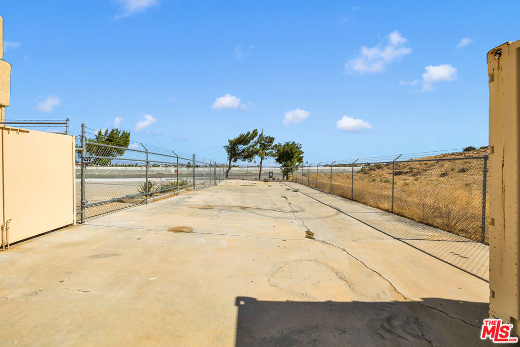 2660 Pearblossom Highway Property Photo 31
