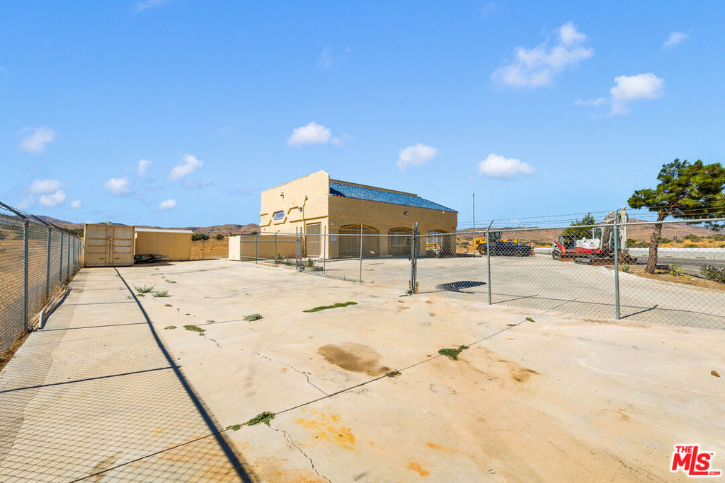 2660 Pearblossom Highway Property Photo 32