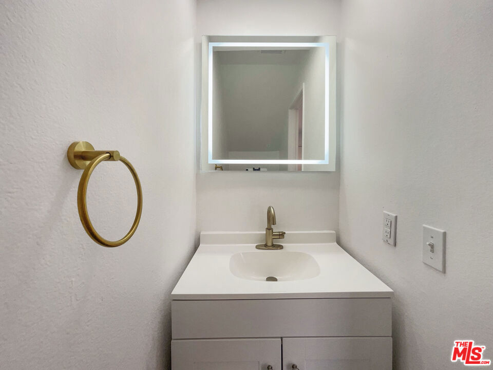 14735 Victory Boulevard 3 Property Photo 11