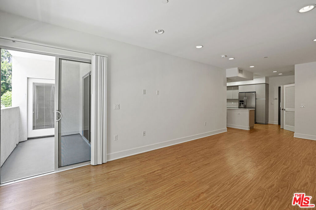 1411 Barry Avenue 307 Property Photo 4