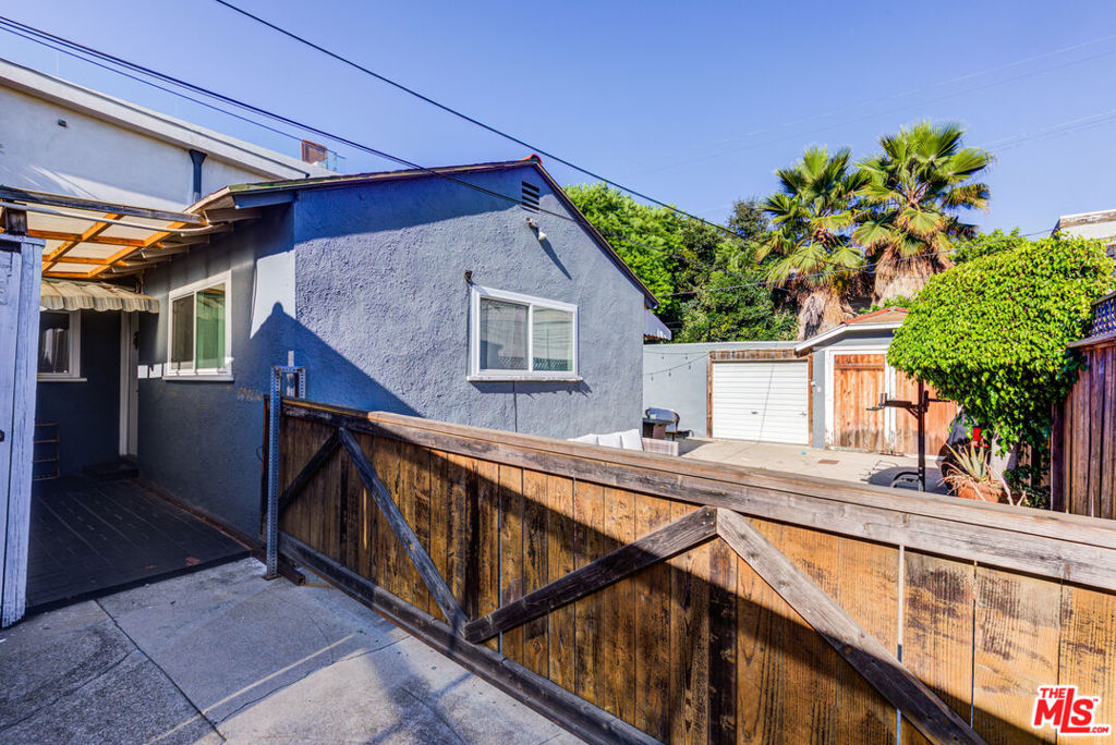 810 N Curson Avenue Property Photo 4
