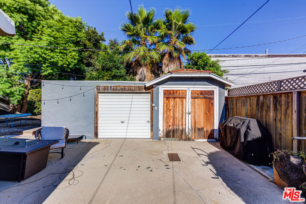 810 N Curson Avenue Property Photo 6