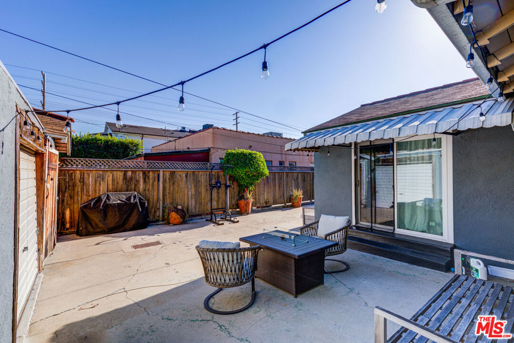 810 N Curson Avenue Property Photo 7