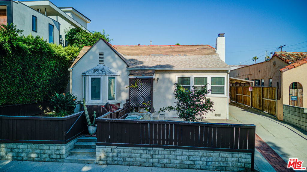 810 N Curson Avenue Property Photo 8