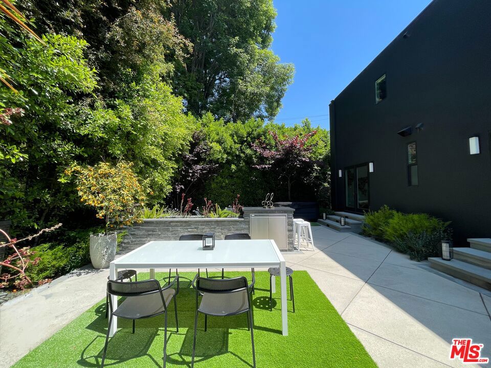 2903 Nichols Canyon Road Property Photo 4