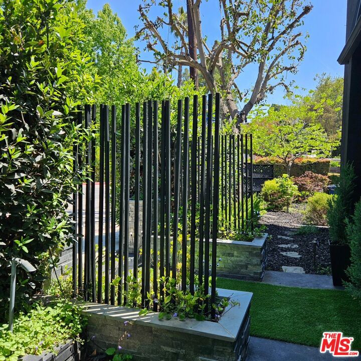 2903 Nichols Canyon Road Property Photo 10