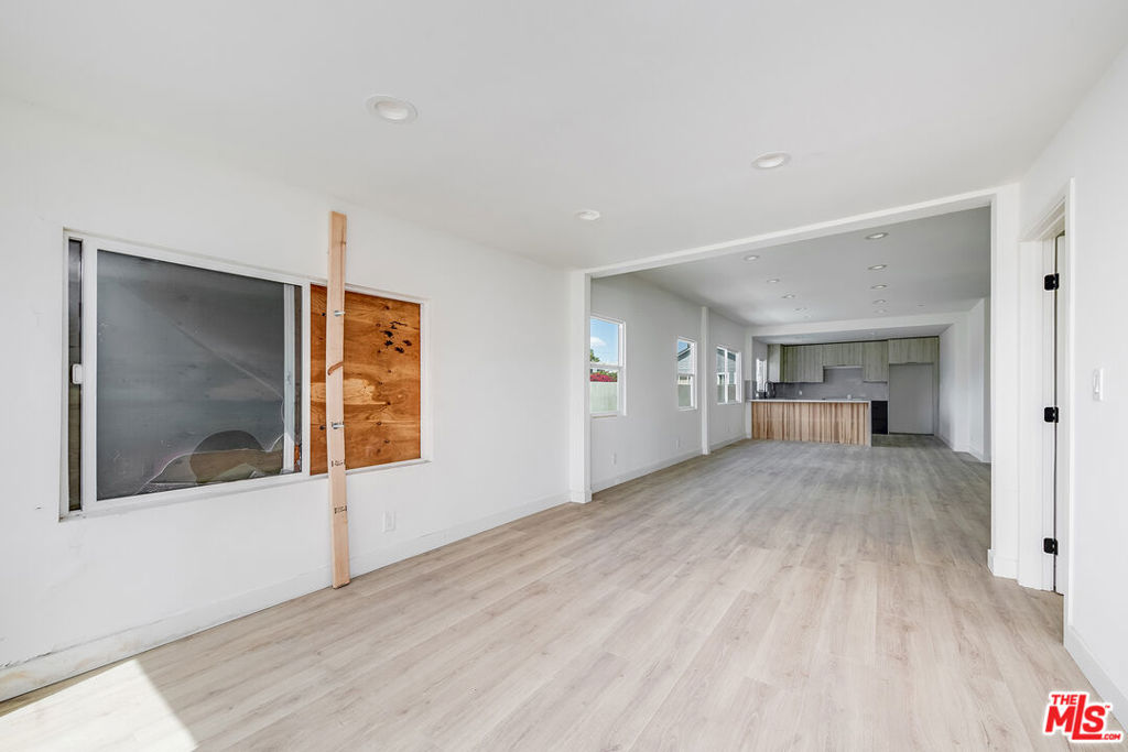 4421 Oakwood Avenue Property Photo 10