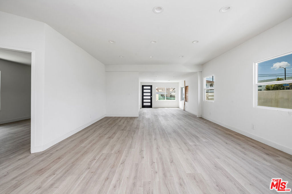 4421 Oakwood Avenue Property Photo 16
