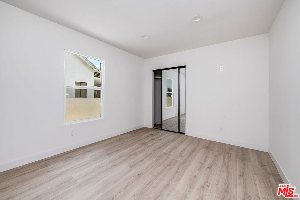 4421 Oakwood Avenue Property Photo 17
