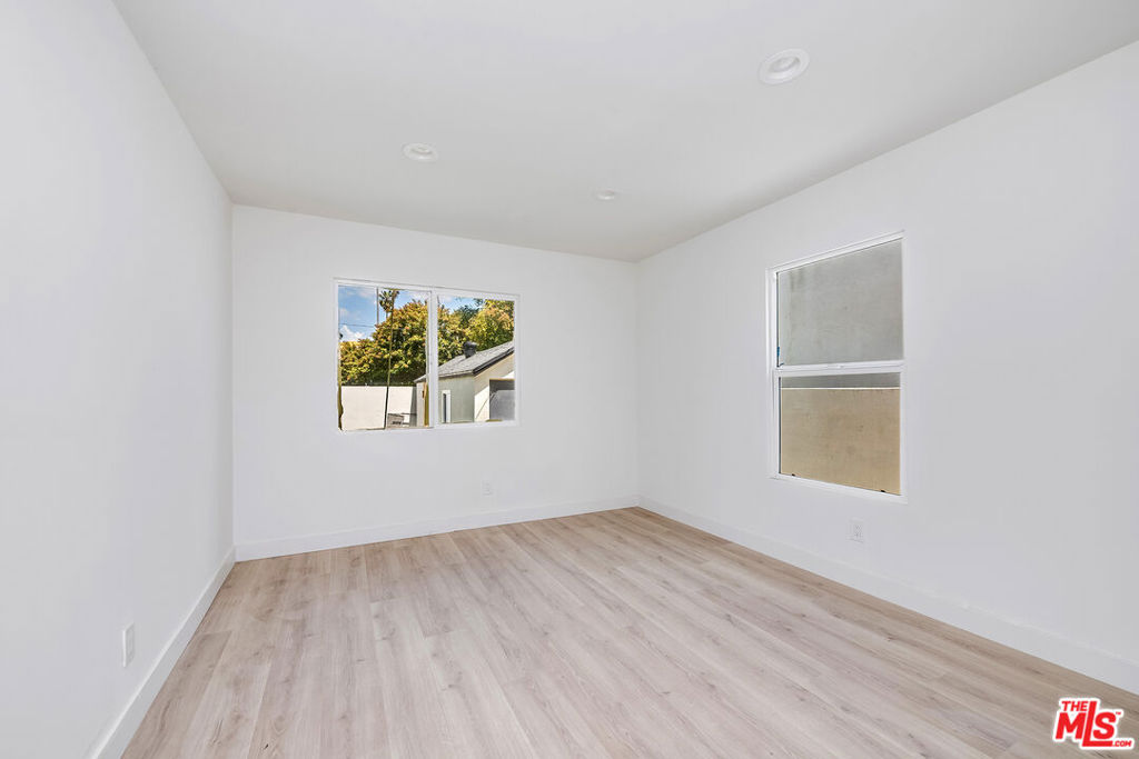 4421 Oakwood Avenue Property Photo 18