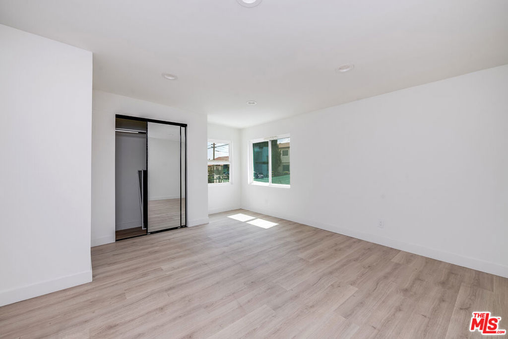 4421 Oakwood Avenue Property Photo 19