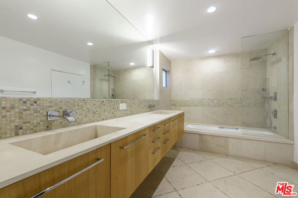 8581 Cole Crest Drive Property Photo 13