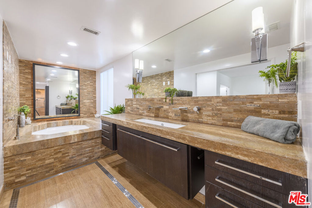 8581 Cole Crest Drive Property Photo 16