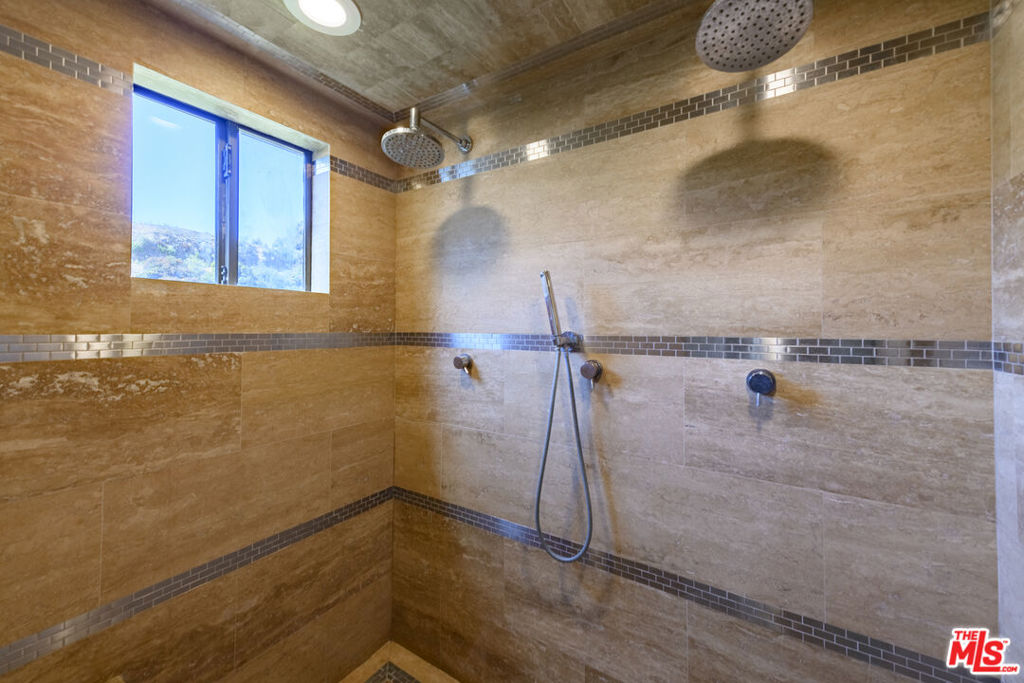 8581 Cole Crest Drive Property Photo 17
