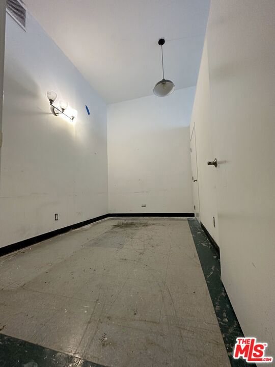 1041 Pine Avenue Property Photo 6
