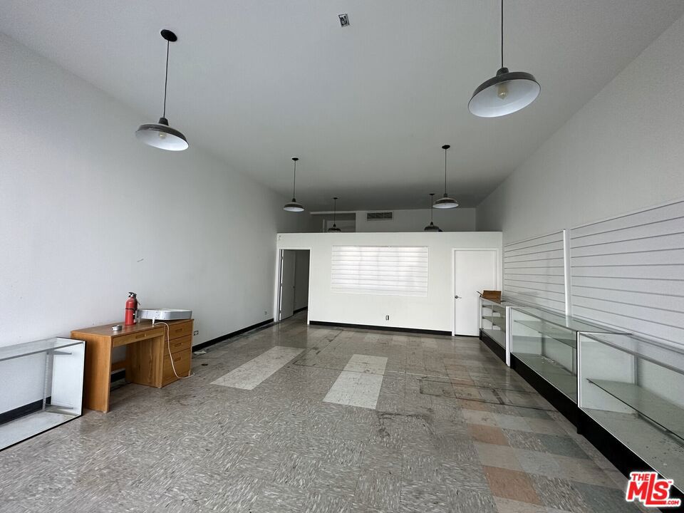 1041 Pine Avenue Property Photo 9