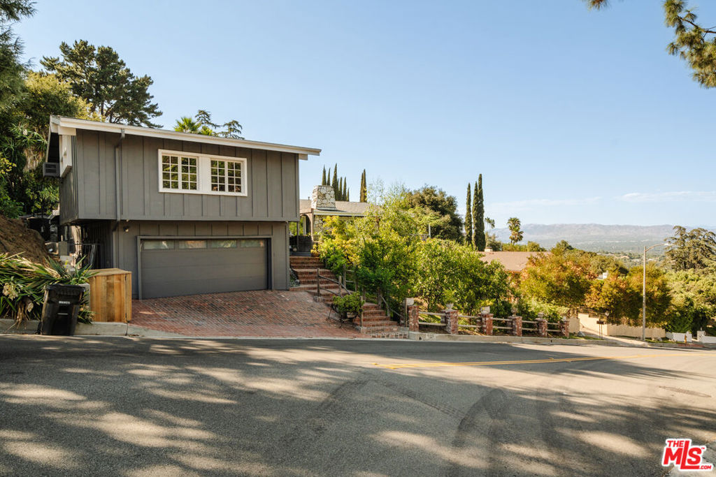 16582 Calneva Drive Property Photo 1