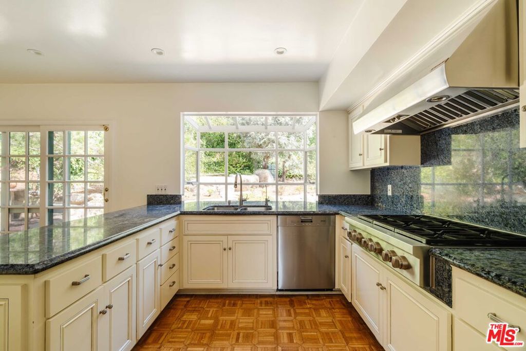 18041 Blue Sail Drive Property Photo 9