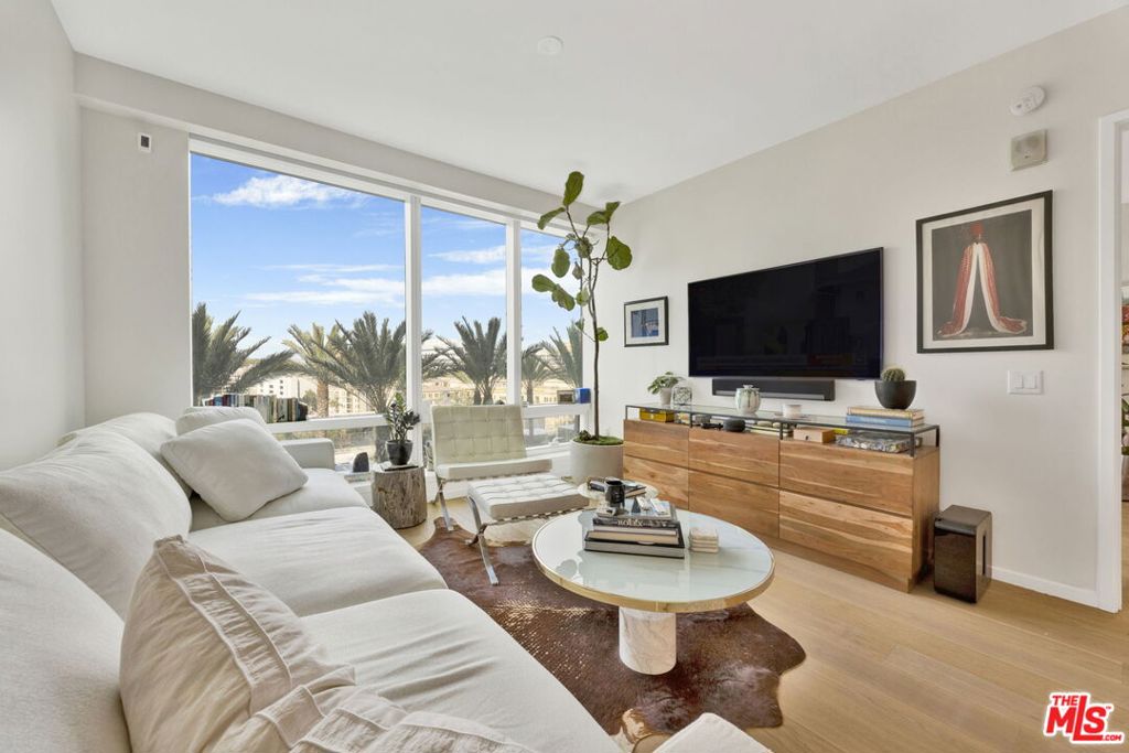 877 Francisco Street 1112 Property Photo 1