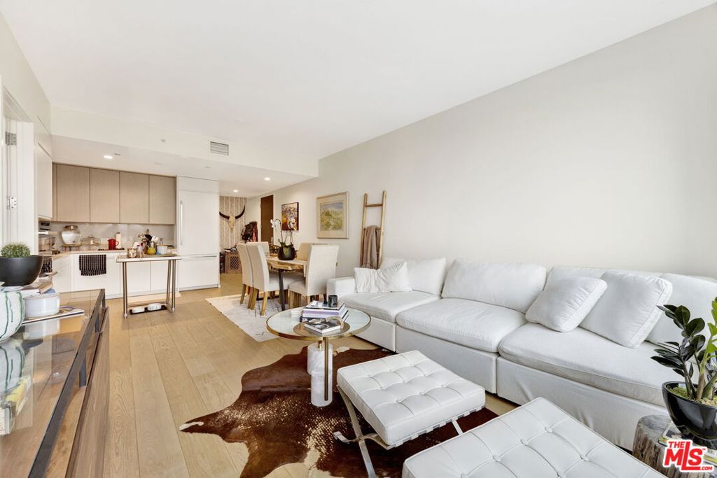 877 Francisco Street 1112 Property Photo 3