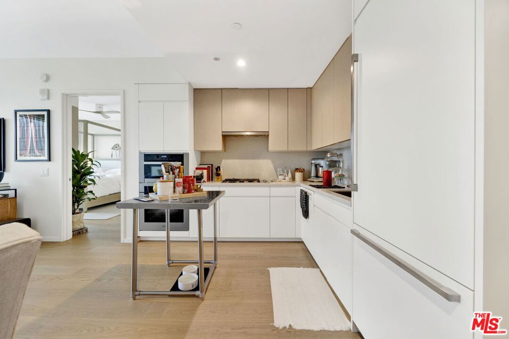 877 Francisco Street 1112 Property Photo 4